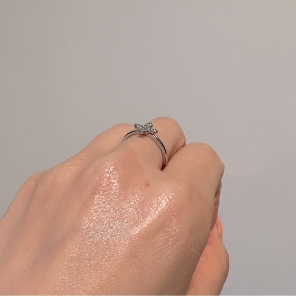 Diamonique Elegant Silver Cross Flower Ring - Picture 6 of 6